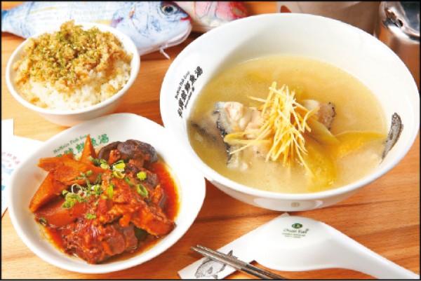 右起順時針為西瓜綿魚湯／160元、牛蒡香菇軟骨燉肉／60元、虱目魚脯飯／20元
鮮魚湯中加入台南特有醃菜「西瓜綿」入味，嚐來酸香清爽，還能提升魚湯鮮甜味，搭配店家拿手小菜牛蒡香菇軟骨燉肉及傳統的虱目魚脯飯，就是一大享受！（記者潘自強／攝影）