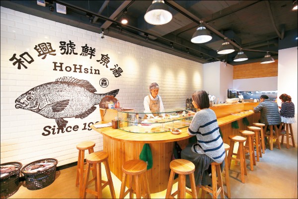 無時無刻都能看見老闆娘王惠慧熱情地招呼顧客，大方分享食材和料理美味的關鍵！（記者潘自強／攝影）