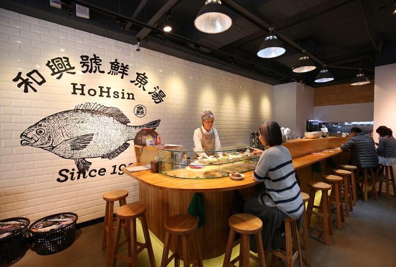 無時無刻都能看見老闆娘王惠慧熱情地招呼顧客，大方分享食材和料理美味的關鍵！（記者潘自強／攝影）