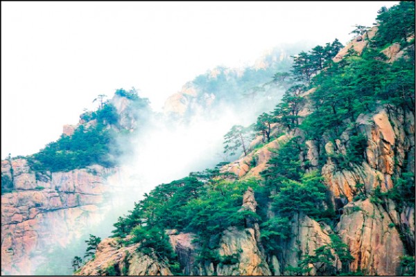 雲霧繚繞的金剛山，宛如仙境般。