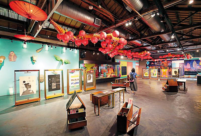 蕭壠文化園區不定期更新室內展覽，讓民眾感受貼近生活的藝術美學。（記者潘自強／攝影）
