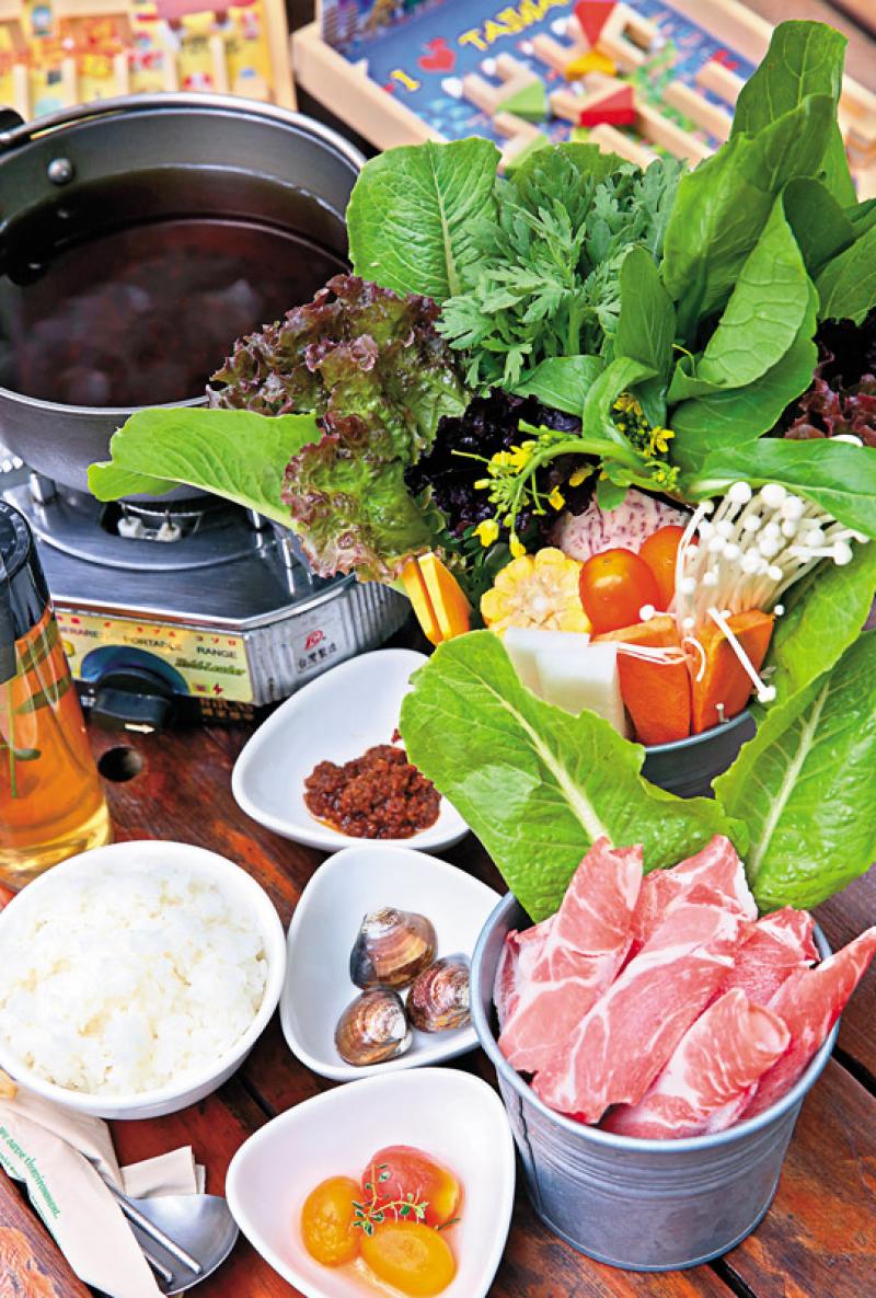 香草盆栽火鍋／280元（附飲品），以牛蒡和多種蔬菜煮出清爽的火鍋高湯，搭配自家產的自然栽培香草與當地友善種植食材，讓顧客吃得安心又健康。（記者潘自強／攝影）