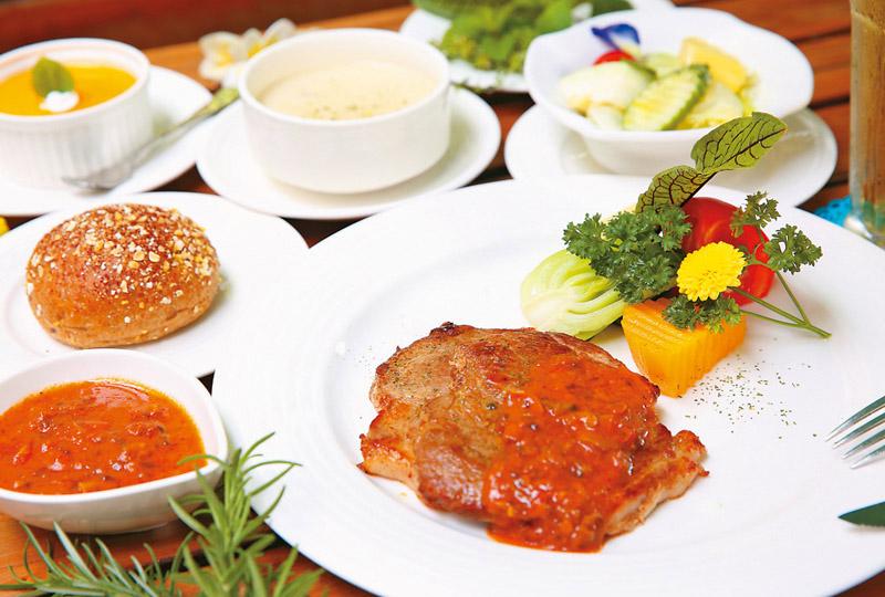 巴西里豬排套餐／430元（附沙拉、濃湯、麵包、飲料）。以梅花豬搭配農場種植的香草製作而成，豬肉散發著百里香的清香，蘑菇醬亦帶有迷迭香、月桂等風味，沙拉則以在地鳳梨製作油醋，飲料則有薄荷茶、香草咖啡或薰衣草奶茶可選。（記者潘自強／攝影）