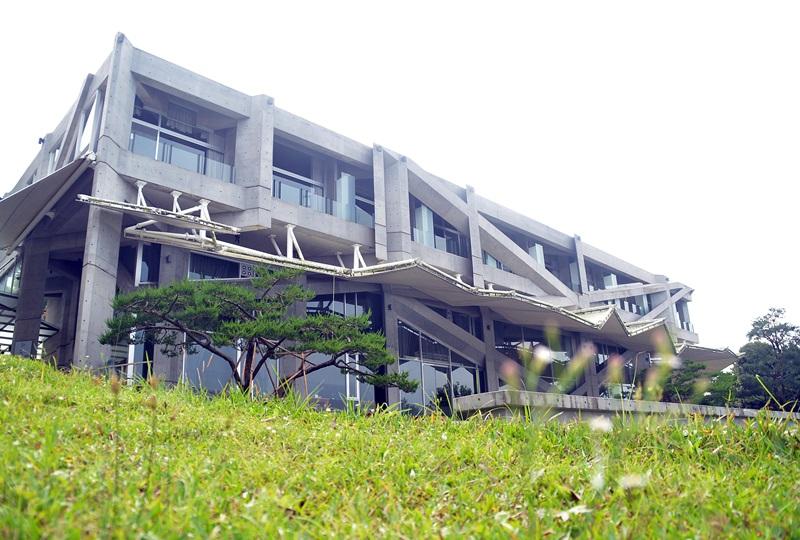 華山觀止虫二行館矗立古坑山中，以特色建築和服務成為古坑地標。