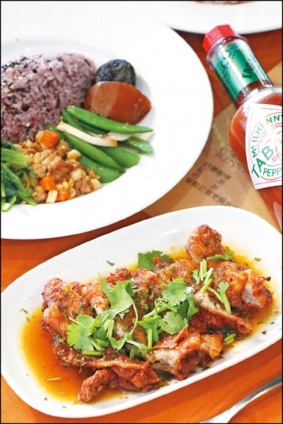 椒麻雞簡餐／210元 。紫米飯配上隨機提供的清淡小菜，搭配酸辣的椒麻雞讓整份餐的鹹淡剛剛好。（記者沈昱嘉／攝影）
