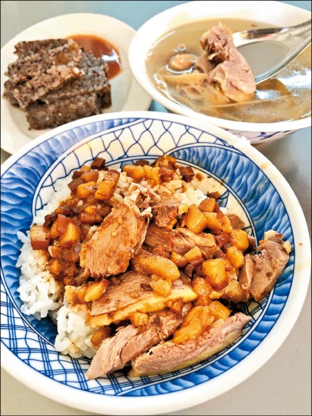 圖右上起順時針為鴨肉湯／40元、鴨肉飯／（小）55元、鴨血／20元，鴨肉湯滋味鹹香，去骨鴨肉片淋上滷得香Q的肉燥，配著白飯口感鮮香，鴨血則煮得軟嫩易入口。（記者許麗娟／攝影）