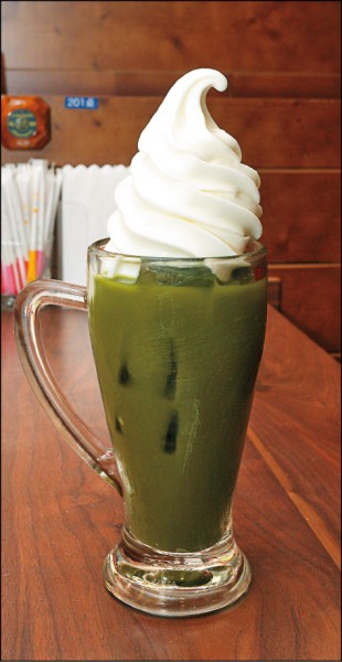漂浮日本抹茶／160元。源自日本姐妹品牌「甘味喫茶おかげ庵」的抹茶產品，綠茶味道濃郁且帶有非常些微的苦澀味，搭配霜淇淋可說是平衡了舌尖的感受。（記者陳宇睿／攝影）