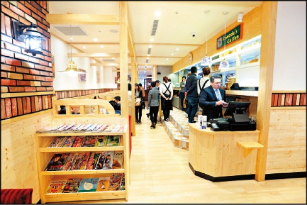 店內以大量的木材裝潢，前半部的燈光與色調明亮，前方書櫃也放了各種雜誌。（記者陳宇睿／攝影）