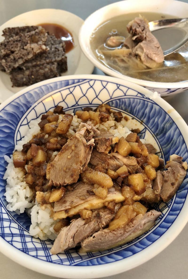 圖右上起順時針為鴨肉湯／40元、鴨肉飯／（小）55元、鴨血／20元，鴨肉湯滋味鹹香，去骨鴨肉片淋上滷得香Q的肉燥，配著白飯口感鮮香，鴨血則煮得軟嫩易入口。（記者許麗娟攝）