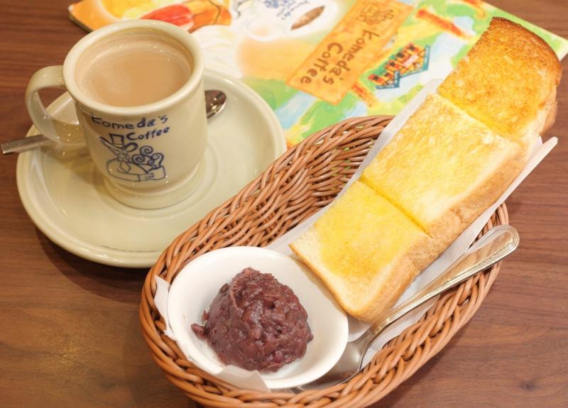 歐蕾咖啡／120元（上午11點前點飲料送早餐套餐，搭配紅豆）。客美多咖啡店最著名的「點咖啡，送早餐」