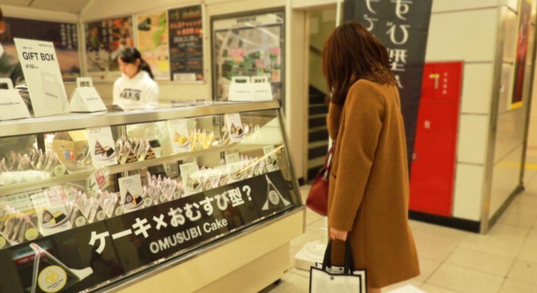 御飯糰裡頭是蛋糕？日本超擬真創意甜點  狂銷６萬個掀話題