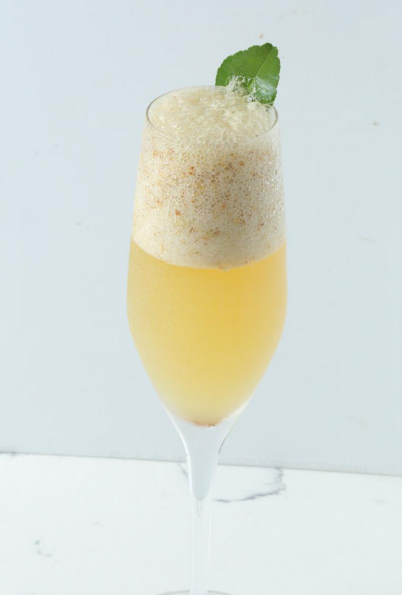 桂花冰茶／130元。今夏推出的新款飲品，以椰子水、黃梔花烏龍茶、紅毛丹、自製桂花蜜帶出適合夏天喝的清爽口感，光看顏色就很消暑。（記者陳宇睿／攝影）