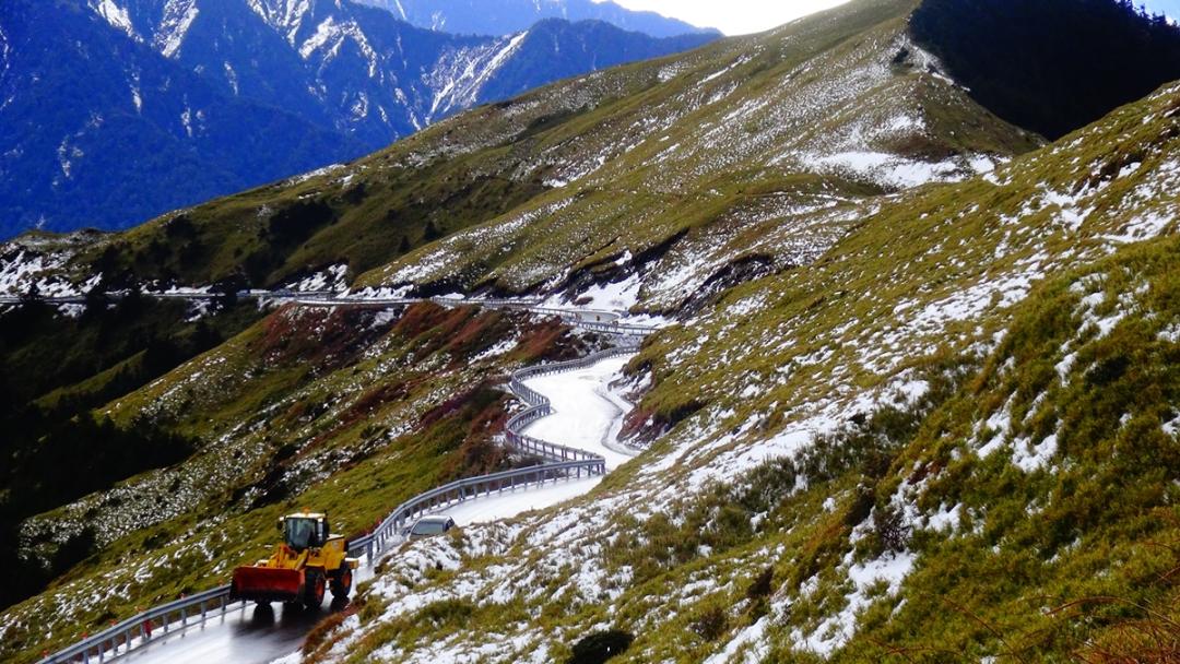 第5名台14甲線合歡山段，是全台最高的省道公路，沿途景色群山聳立、視野遼闊、冷杉圍繞、雲霧飄渺，彷彿置身山水畫中。（圖：公路總局提供）