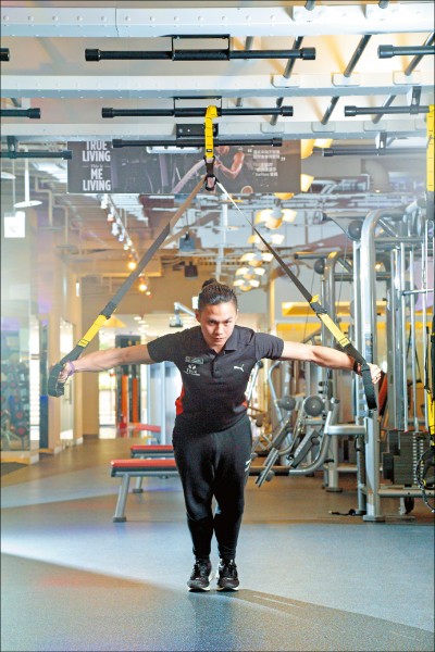 黃郁嘉／True Yoga Fitness 全真瑜珈健身教練。接觸TRX懸吊訓練系統6年時間，擁有TRX-STC個人懸吊訓練師證照，以及英國Boxercise拳擊私人教練認證、中華民國角力協會B級裁判證，擅長有氧運動課程規劃、重量訓練教學、體態調整規劃。 （記者陳宇睿／攝影）