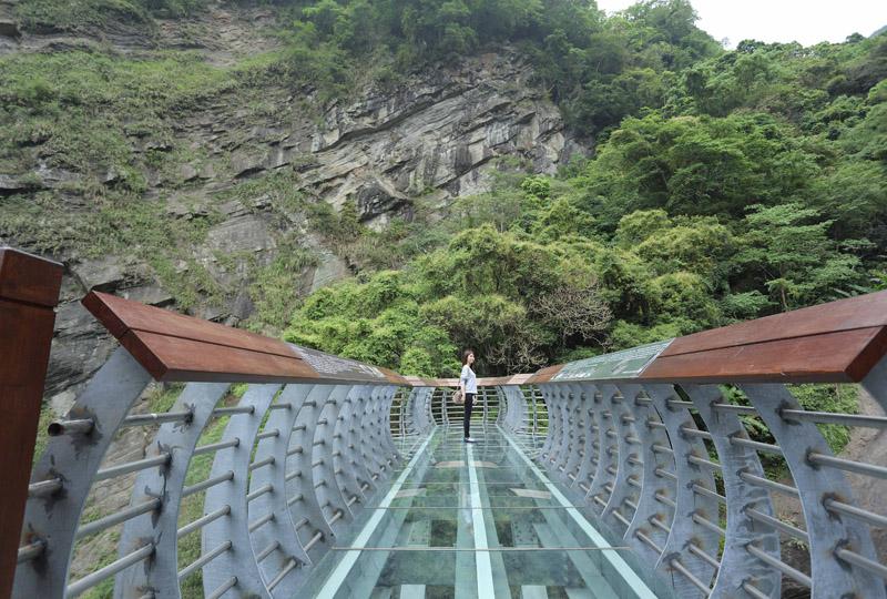 登上彩虹橋步道，即可盡情拍照、欣賞四周美景。