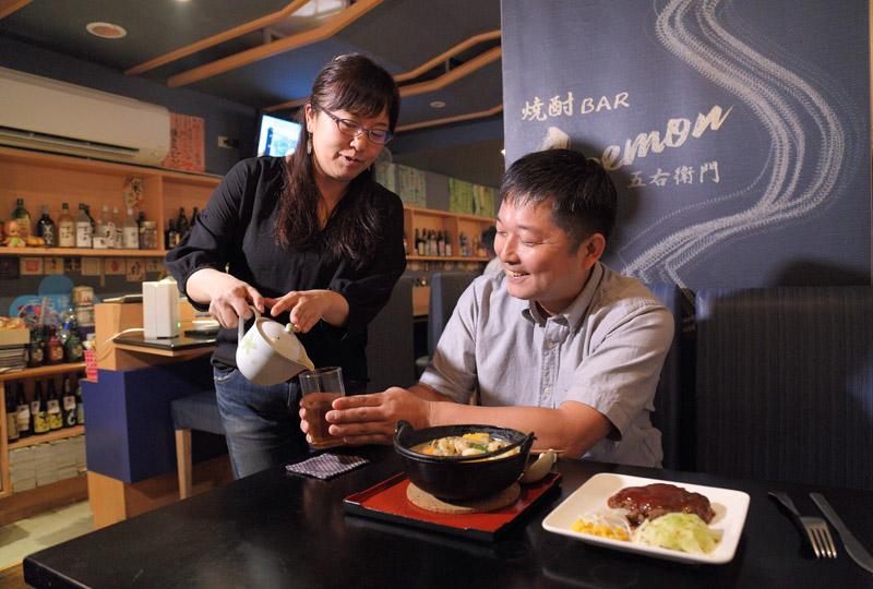 熊谷俊之（右）常造訪「焼酎BAR 五右衛門」，因而與店主石田香織（左）熟識。