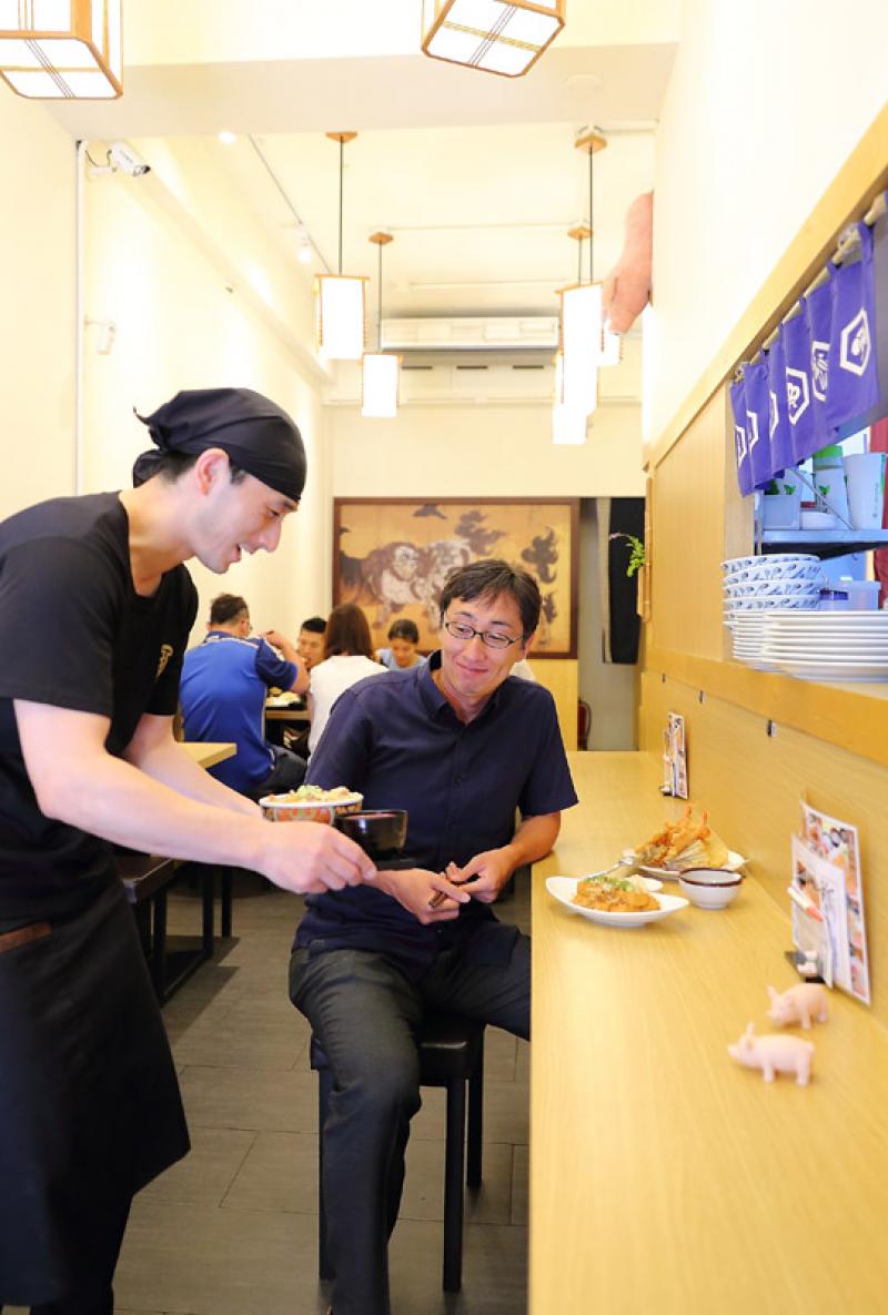主打平價定食丼飯料理的「豚讚日式豬排」，是野崎孝男（右）最推薦的思鄉味料理小館，他不僅一試成主顧，更因此與店老闆白石田剛（左）成為好友！