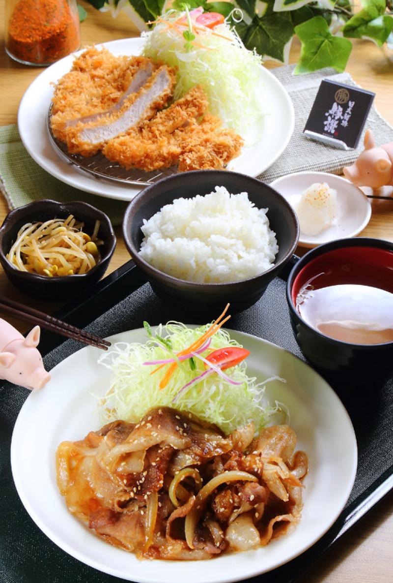 薑燒豬肉定食／180元（前）、炸豬排／130元（後）。特選五花肉融合自製日式傳統薑燒醬，做出鹹甜、偏重口味的薑燒豬肉，是野崎孝男的最愛，搭配高麗菜絲佐以芝麻醬，口感清爽不膩！野崎孝男另推薦炸豬排，外層酥脆、肉質厚實多汁，搭配甜中帶酸的獨門豬排醬最是對味！