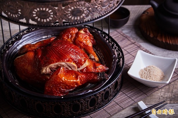 「龍岡脆皮鷄」外皮酥脆，一口咬下，肉質Q彈鮮甜。（記者葛祐豪攝）