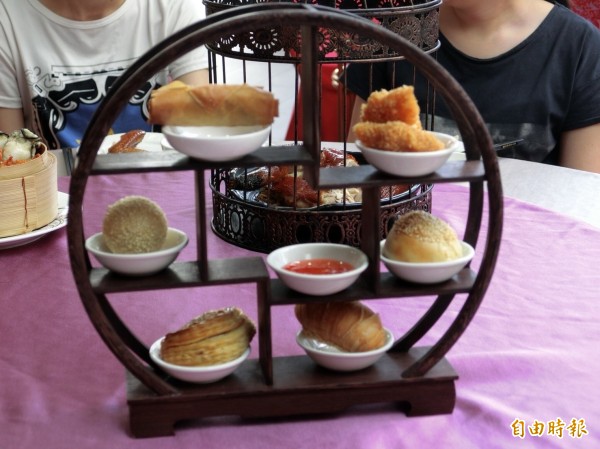 古董點心組，將點心一格一格擺上去，讓點心看起來如同藝術品一般。（記者葛祐豪攝）