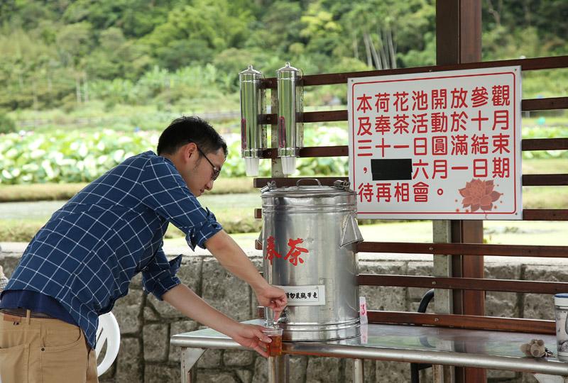 熱心的當地居民在荷花園旁設置了傳統的「奉茶」區。（記者沈昱嘉／攝影）