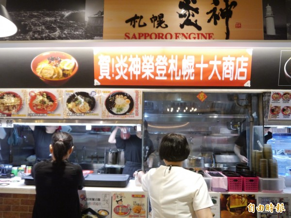 炎神拉麵台中麗寶Outlet Mall店，生意頗佳。（記者張軒哲攝）