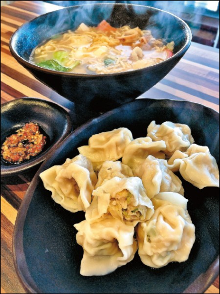 鬼頭刀魚肉水餃（前）／90元（10顆）、海鮮鍋燒麵（後）／130元（記者許麗娟／攝影）