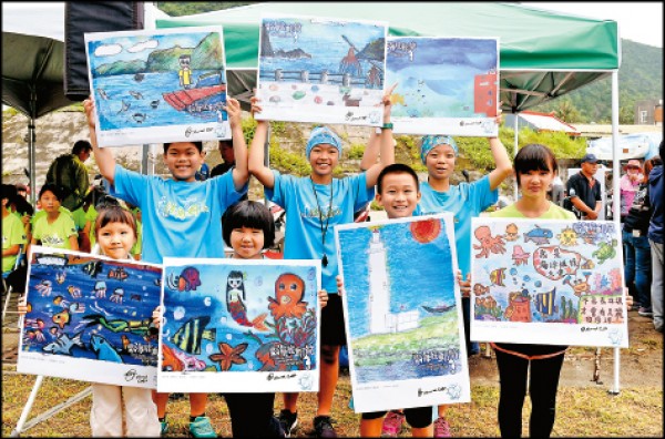 防水明信片／每張70元
綠島豆丁海馬海底郵筒只限投入專用的海底明信片才能寄出，上頭的可愛彩繪是由當地學校師生創作，其部分收入會做為環境教育經費及維護綠島海洋生態環境使用。（記者許麗娟／攝影）