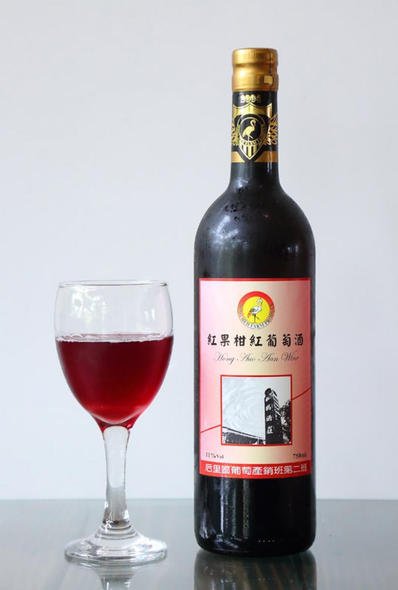 紅果柑紅葡萄酒／390元（瓶）。以黑后製成的香甜酒，帶有莓果和新鮮水果的香甜，受到女性的喜愛。建議喝前可以先冰過，開瓶後需冷藏，並於10天內喝完。