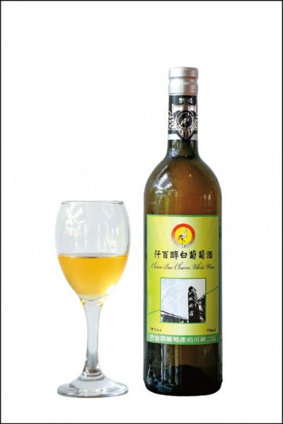 仟百醇白葡萄酒／390元（瓶）。以金香製成，帶蜂蜜與奶油香氣，入口後還有荔枝味，以帶皮發酵的方式讓香氣更濃郁。建議喝前可以先冰過，開瓶後需冷藏，並於10天內喝完。（記者李惠洲／攝影）