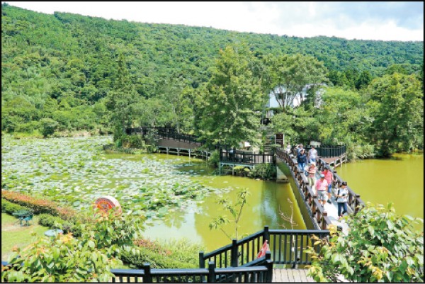 向天湖屬於高山湖泊，周邊群山圍繞，山光水色加上部落傳說，讓這裡更加迷人。（記者李惠洲／攝影）