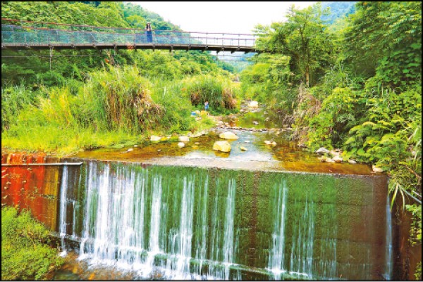 橫跨山谷的大雪山吊橋是當地居民早期的交通要道，現今則成了夏天玩水的好去處。（記者李惠洲／攝影）