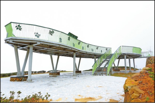 雲嶺之丘的新觀景台今年初甫完工，海拔高達1,630公尺，從觀景台往下望是整片層層排列的碧綠茶園。（記者李惠洲／攝影）