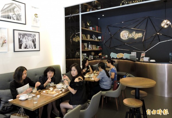 寶格冰淇淋店內裝潢走法式典雅風格，餐點外型可愛，一上桌，客人都先拍再吃。（記者張菁雅攝）