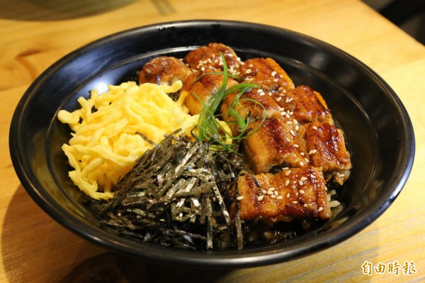 業者陸續推出鰻魚飯、豬排蓋飯、親子蓋飯等餐點，讓屏東食材有更多元的呈現。（記者邱芷柔攝）