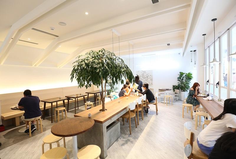 走進店內眼前即見一棵小綠樹，為室內空間增添不少活力。