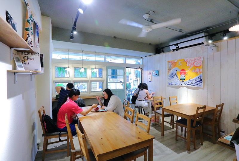 店裡的空間雖不大，但座位區相當寬敞，不用擔心需與人肩並肩用餐，店主妙妙不希望為了多塞幾張椅子，而壓縮到客人優閒吃冰的空間。