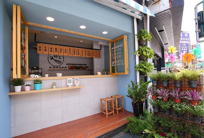迷你的店面就位在路口轉角處，布置頗有小清新感。
