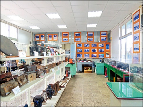 中興車站設有鐵道文物館，展示糖鐵設備與老照片見證糖鐵歷史。（記者王姝琇／攝影）