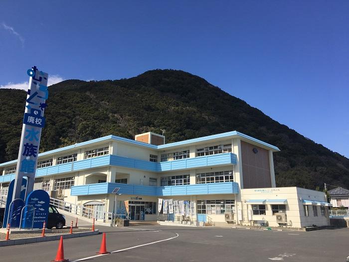 由室戶市舊椎名小學改造而成的「室戶廢校水族館」。（圖片提供_高知縣國際觀光課）