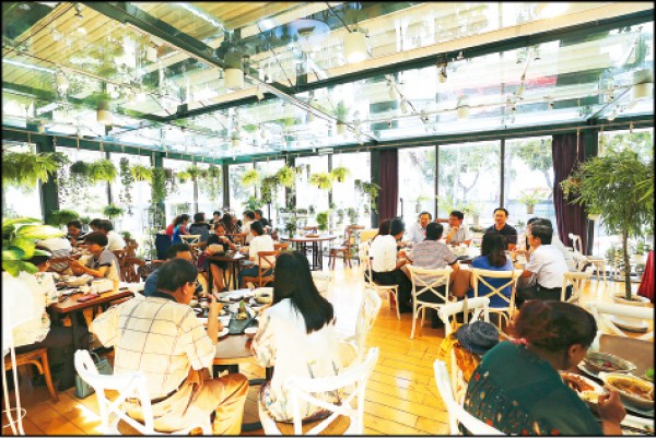 用餐環境四周環繞綠色植栽，營造出清涼消暑氛圍。（記者沈昱嘉／攝影）