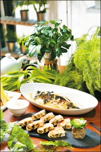 蔥油餅（圖前）／100元，餅皮表面烤得金黃酥脆，內餡是主廚選用新鮮蔥段融合獨門醬汁製成，吃來夠味又充滿青蔥香氣，是店內招牌點心之一。雪菜黃魚（圖後）／560元，新鮮黃魚浸泡於大骨高湯中，搭配口感清脆的雪菜，吃來鮮味十足又帶有雪菜特殊香氣。（記者沈昱嘉／攝影）