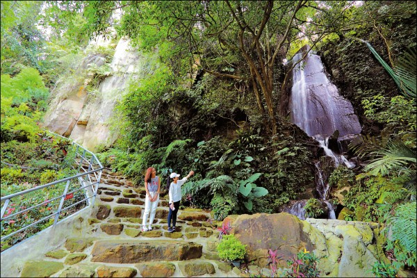 蘇維拉莊園內特別設置步道，沿途可欣賞南庄山景，並可通往瀑布、巨木、巨石區賞景。（記者李惠洲／攝影）