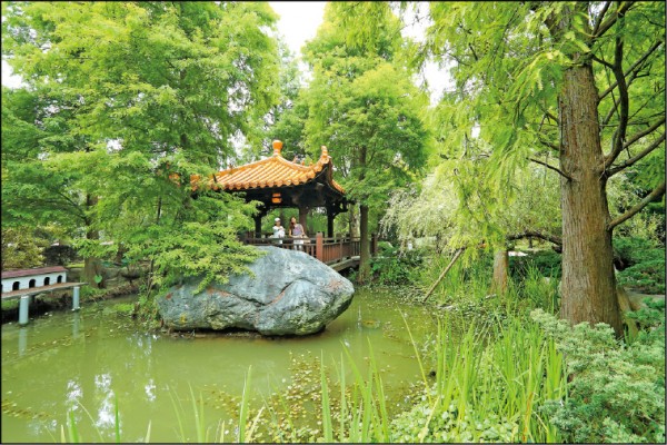 品園參照日式庭院風格打造石階步道、涼亭和生態池，漫步庭院中氣氛相當優閒。（記者李惠洲／攝影）