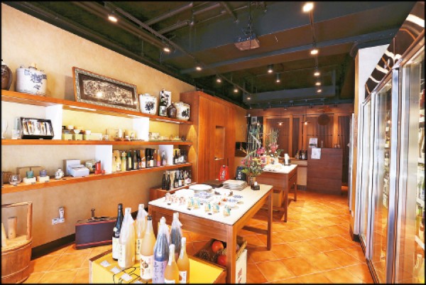 店家定位清酒雜貨店，除了販售上百款清酒，還有清酒酒器與周邊商品可供選購。（記者沈昱嘉／攝影）