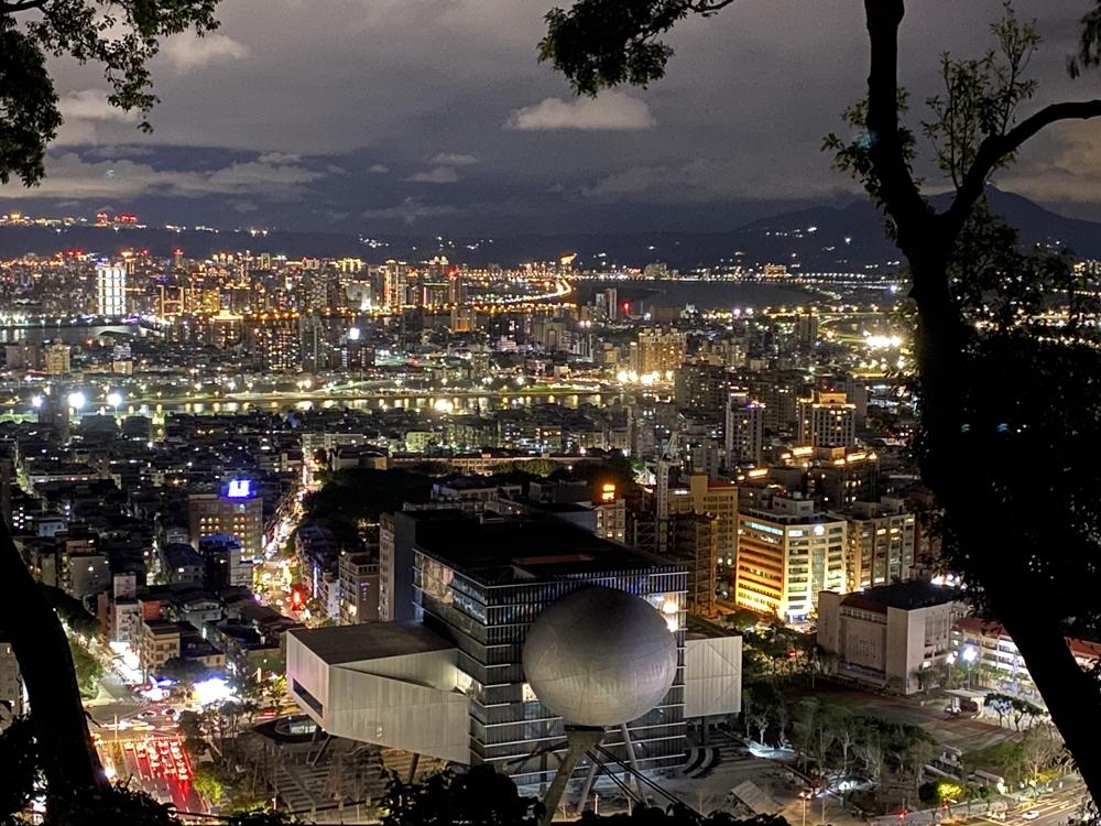 山頂處的微風平台，享受大台北百萬夜景。（圖／北市工務局提供）