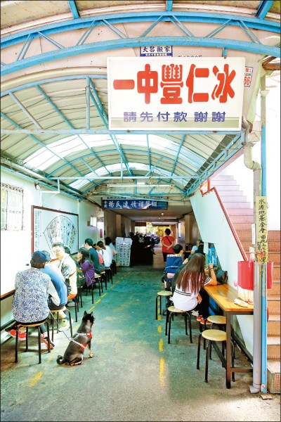 一中豐仁冰現在店景。（記者李惠洲／攝影）