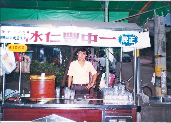 一中豐仁冰店景舊照。（圖片提供／陳倧偉）