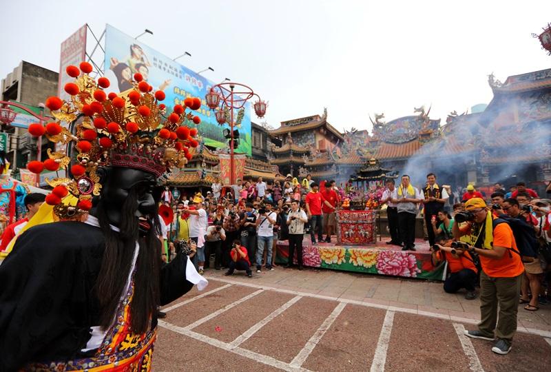 竹塹中元城隍祭的重頭戲是在農曆7月15日當天，城隍爺率領在地陣頭「奉旨遶境賑孤」，有各種民俗表演，也是全台灣唯一在中元節出巡的城隍爺。