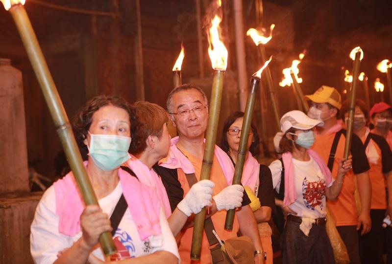 農曆7月13日（今年為國曆8月23日）所舉行的暗訪，是由上百位信眾手舉火把，護送城隍爺的屬下先到今年遶境的路線探勘，確保兩天後城隍爺遶境順利。